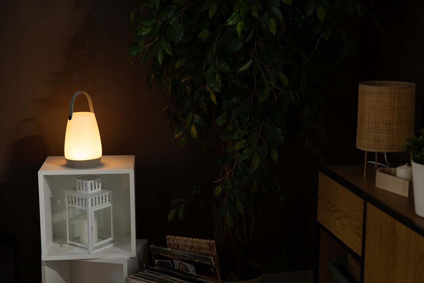 prenosna-rgb-led-lampa-na-komode-so-zltou-ziarou